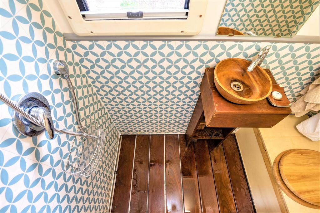 Compact bathroom, complete with hot water (Photo: Albert Adout) הקרוואן של ים נץ