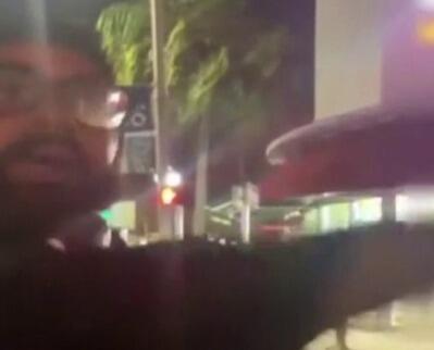 Suspect seen striking the victim (Photo: from social media) ג'ורדן סטיבן פרוזו כפי שתועד בסרטון