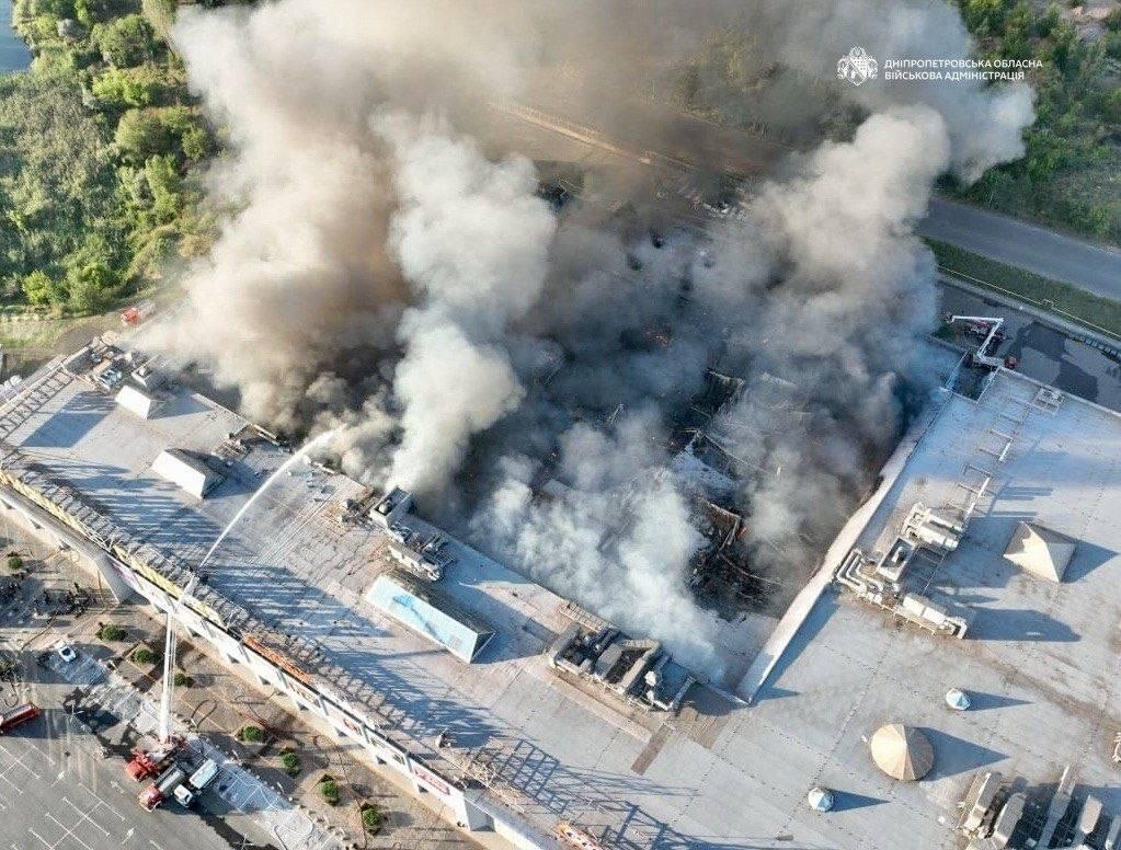 The shopping center bombed by Russia in Zelenskyy's hometown. Dozens of children were among the wounded (Photo: Handout / DNIPROPETROVS'K REGIONAL MILITARY ADMINISTRATION / AFP)) מרכז קניות בעיר קריבי ריה הופצץ על ידי רוסיה