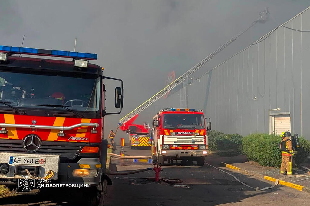 Photo: Handout / STATE EMERGENCY SERVICE OF UKRAINE / AFP מרכז קניות בעיר קריבי ריה הופצץ על ידי רוסיה