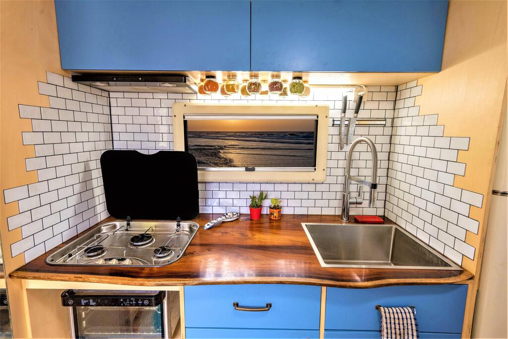 He wanted a rustic, country style, with wood and a warm feel (Photo: Albert Adout) הקרוואן של ים נץ
