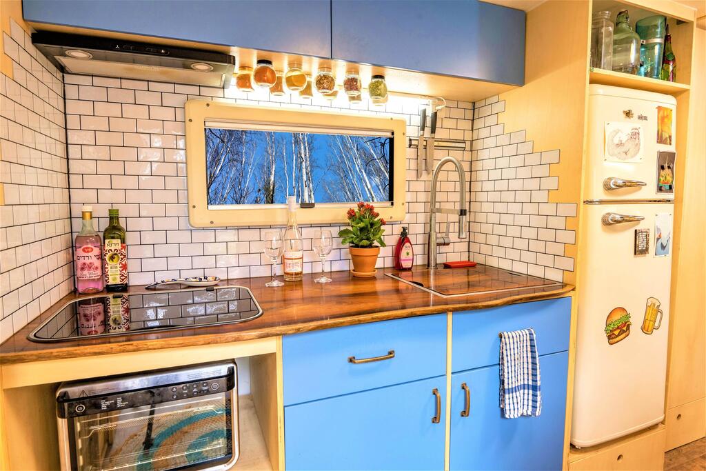 The fully equipped kitchen (Photo: Albert Adout) הקרוואן של ים נץ