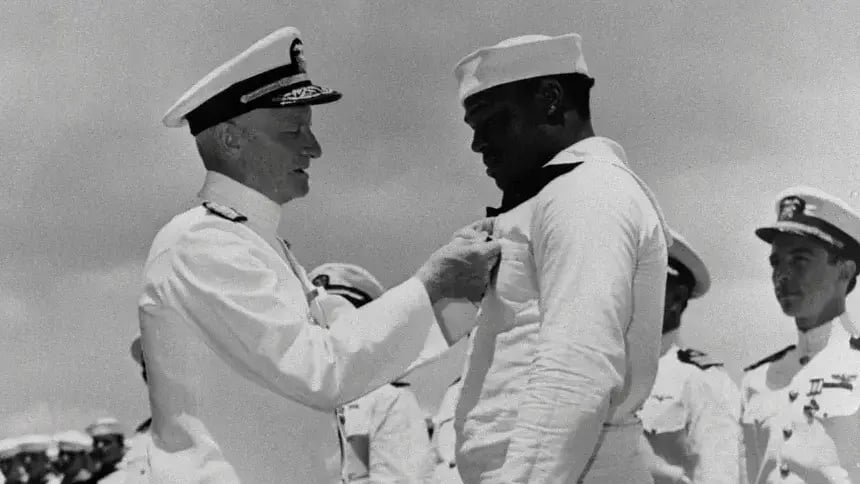 Doris Miller receives the Navy Cross, becoming the first Black American to receive the decoration (Photo: Bettmann Archive/Getty Images) דוריס מילר, גיבור מלחמה אמריקני