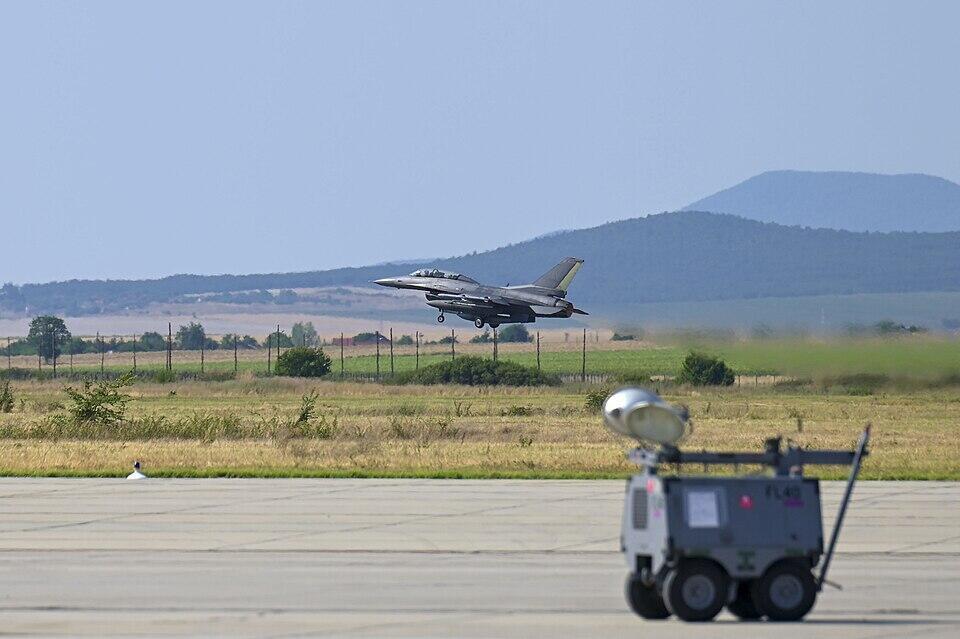 US F-16 takes off from Bezmer Air Base in Bulgaria ( Photo: U.S. Air Force photo by Senior Airman Jenna Bond (https://www.dvidshub.net/portfolio/1697898)) מטוס קרב אמריקני F-16 ממריא מבסיס חיל האוויר בזמר שב בולגריה ארכיון יולי 2025