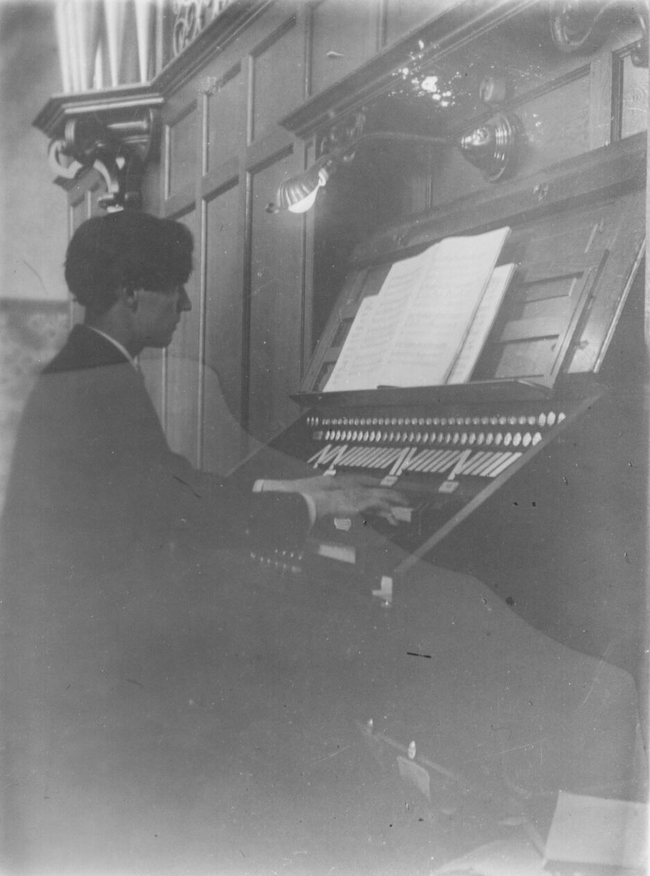 An organist at the Bielefeld synagogue, circa 1910 (Photo: Rennrudi/Wikimedia Commons) נגן עוגב בבית הכנסת בבילפלד, 1910 לערך
