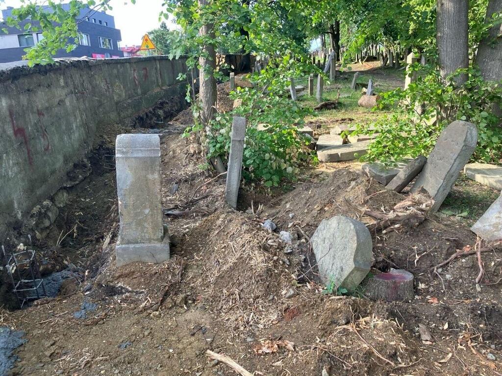 Headstones damaged during the work (Photo: J-nerations) מצבות שניזוקו מהעבודות