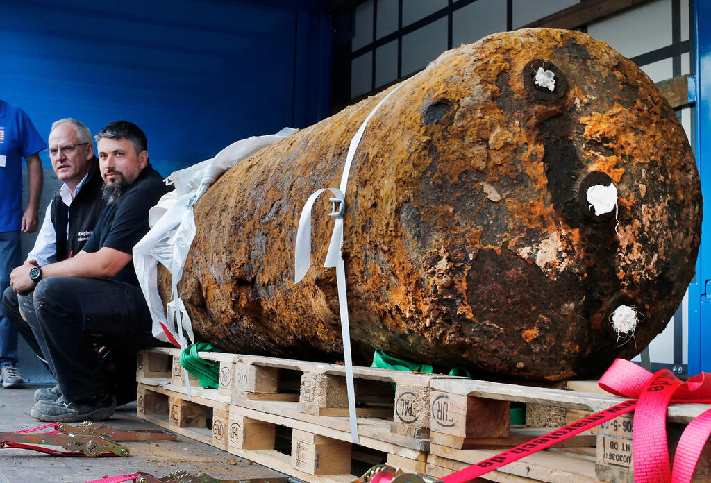 A defused World War II bomb in Frankfurt, Germany (Photo: AP Photo/Michael Probst, File) אירופה פצצה מלחמת העולם השנייה נוטרלה ב פרנקפורט גרמניה 2017
