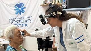 הבן הפארמדיק עידו בודק לחץ דם לאשת הנשיא בעוד האם  ד"ר רונית אלמוג, צופה בגאווה