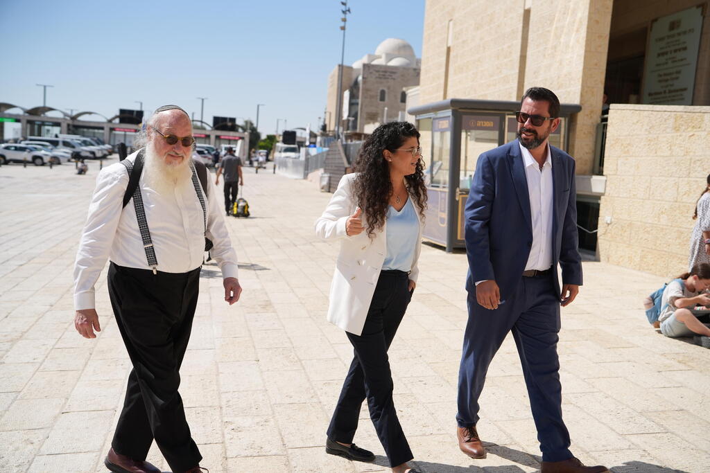 Jonathan Pollard announces his support for and entry into Sharren Haskel’s Israel First party in Jerusalem (Photo: Courtesy of Shiran Peretz PR) יהונתן פולארד הודיע בירושלים על תמיכתו והצטרפותו למפלגת “ישראל תחילה” בראשות ח”כ שרן השכל