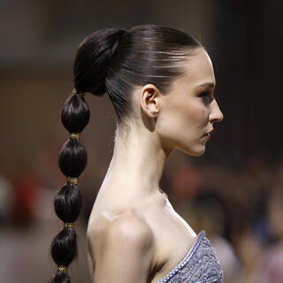 דוגמנית על המסלול של Tony Ward בפריז
