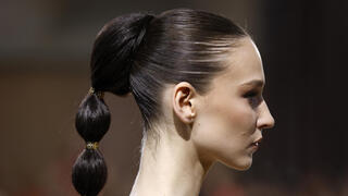דוגמנית על המסלול של Tony Ward בפריז (צילום: Gettyimages IL/Benjamin Cremel ) דוגמנית על המסלול של Tony Ward בפריז