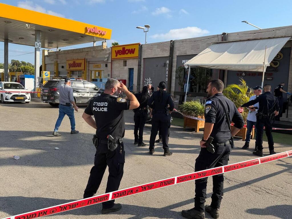 Law enforcement at the scene (Photo: Eitan Glikman) זירת הירי בקיסריה