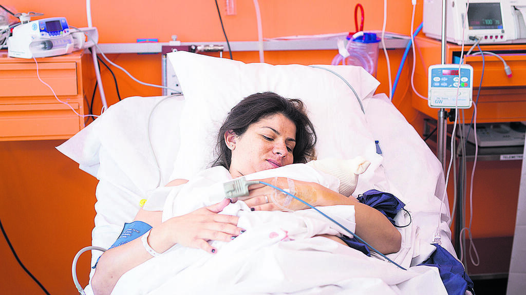 Maternity ward in France (Photo: BSIP/Universal Images Group/Getty Images) מחלקת יולדות בצרפת