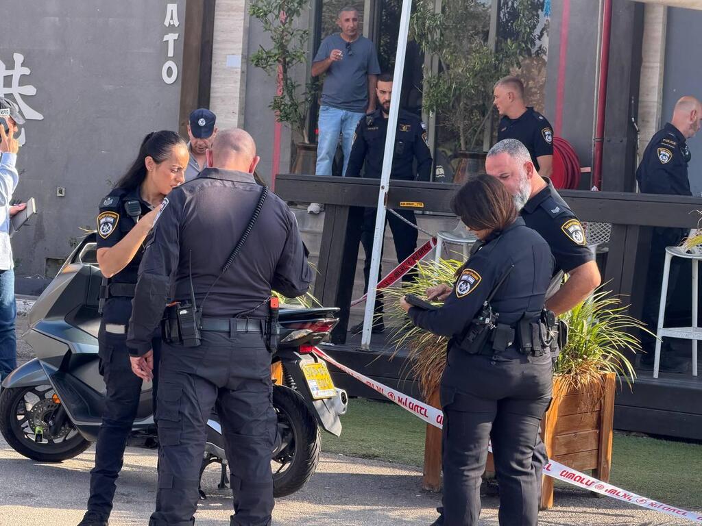 Law enforcement at the scene (Photo: Eitan Glikman) זירת הירי בקיסריה
