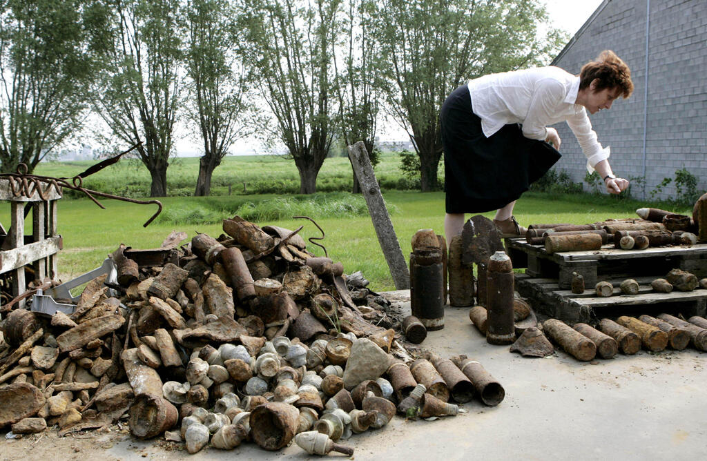 World War I shells previously found near a farm in Belgium (Photo: AP Photo/Virginia Mayo, File) אירופה פגזים מלחמת העולם הראשונה בלגיה 2007 פגזים שנמצאו ליד חווה
