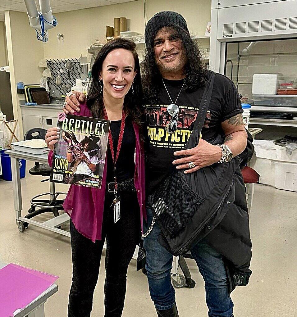Slash and Dr. Sara Ruane, holding the journal in which her study of the new snake species was published (Photo: Sara Ruane) סלאש וד"ר שרה רואן, במוזיאון פילד להיסטוריה של הטבע, עם הגיליון של המגזין 'זוחלים', שעל שערו מופיע סלאש