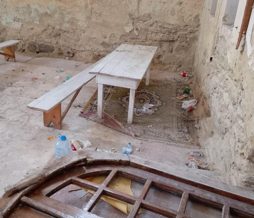 Garbage in a place where Jews once prayed (Photo: United Jewish Community of Ukraine) אשפה במקום שבו התפללו רבים בעבר