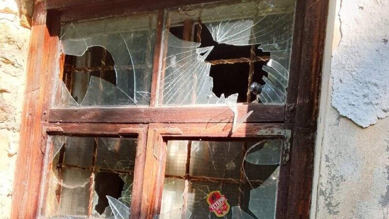 Разбитые окна старой синагоги Гусятина (Фото: Объединенная еврейская община Украины) חלונות מנופצים בבית הכנסת העתיק