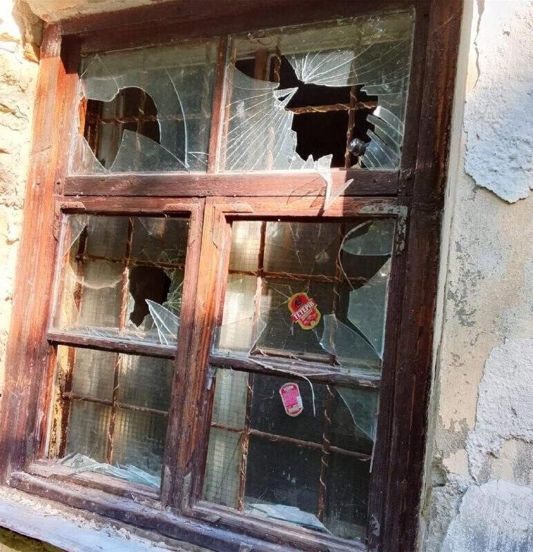 hattered windows in the ancient synagogue (Photo: United Jewish Community of Ukraine) חלונות מנופצים בבית הכנסת העתיק
