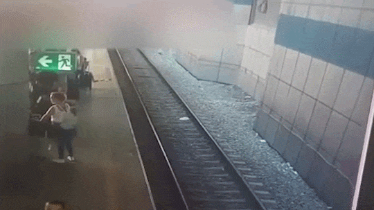 תיעוד: רגע הפיצוץ בתחנת הרכבת בנתב"ג ובריחת הנוסעים; "האסון עוד יגיע"
