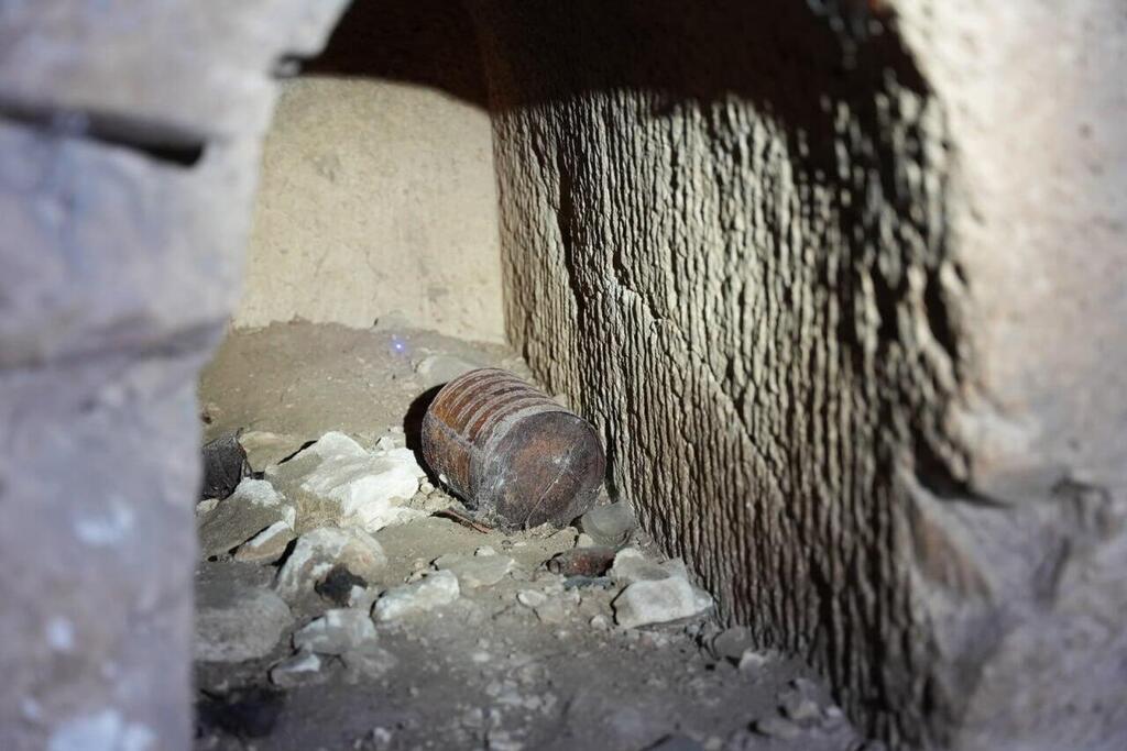 Ancient burial cave and archaeological finds discovered under a building in Silwan (Photo: Israel Police spokesperson) מערת קבורה עתיקה וממצאים ארכיאולוגיים שהתגלו במהלך פעילות מבצעית בסילוואן שבמחוז ירושלים