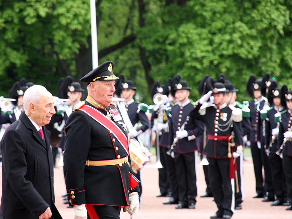 Harald hosts then-Israeli President Shimon Peres during his visit to Norway in 2014 (Photo: Liv Osmundsen, the Royal Court) ארכיון מאי 2014 מלך נורבגיה האראלד החמישי מארח את נשיא ישראל שמעון פרס בביקור שערך שם