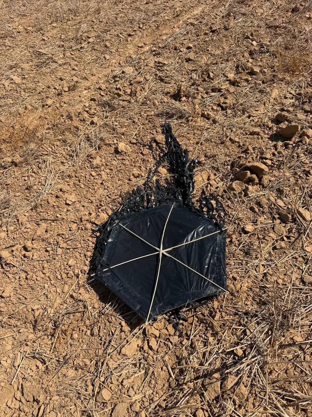 One of the kites launched from Gaza עפיפון נוסף שנמצא באזור רעים
