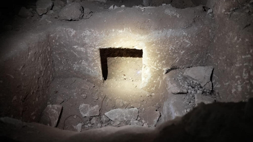 Inside the ancient burial cave (Photo: Israel Police spokesperson) מערת קבורה עתיקה וממצאים ארכיאולוגיים שהתגלו במהלך פעילות מבצעית בסילוואן שבמחוז ירושלים