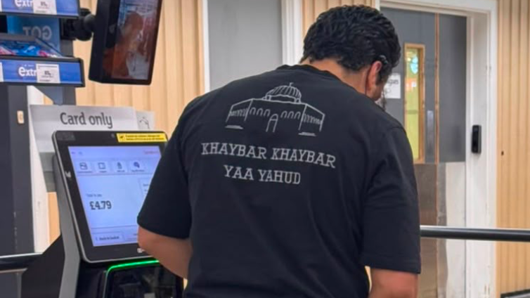 The shirt bore the words 'Khaybar Khaybar yaa Yahud' (Photo: Campaign Against Antisemitism) הגבר עם החולצה ועליה קריאת הקרב