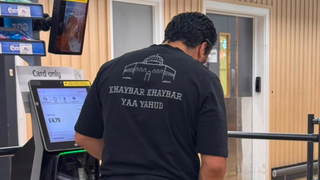 הגבר עם החולצה ועליה קריאת הקרב