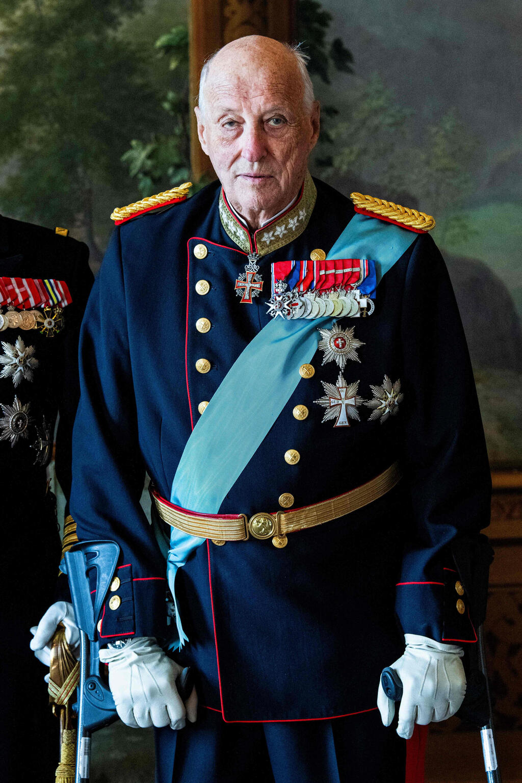 King Harald V of Norway uses crutches during a reception at the palace in Oslo, May 2024 (Photo: Rodrigo Freitas / NTB / AFP) מלך נורבגיה האראלד החמישי נעזר בקביים במהלך קבלת פנים בארמון באוסלו במאי 2024