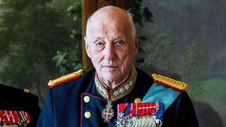 מלך נורבגיה האראלד החמישי נעזר בקביים במהלך קבלת פנים בארמון באוסלו במאי 2024