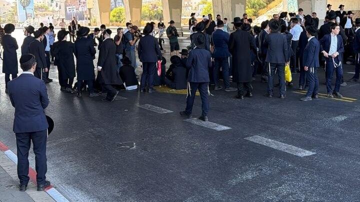Haredi protesters block Highway 4 חרדים מפגינים בכביש 4