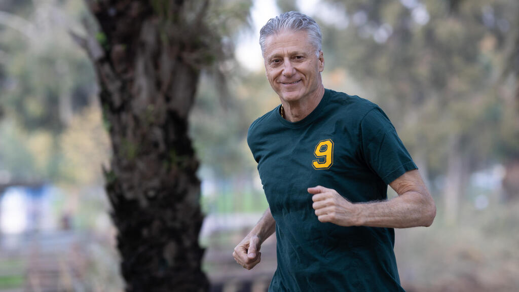 The story of Miki Berkovich put a spotlight on dementia and the challenges faced by patients' relatives (Photo: Tal Shahar ) מיקי ברקוביץ' עושה ספורט בפארק הירקון, בצילום מ-2020