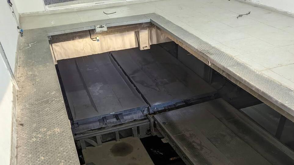 רכב התרסק לאחר שמעלית של חניון רובוטי בבניין מגורים בתל אביב צנחה שתי קומות