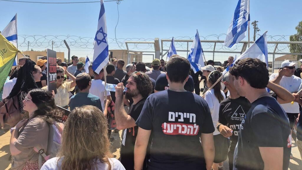 המפגינים הגיעו למחות  במוסך לבסיס אמריקאי בדרום