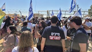 המפגינים הגיעו למחות  במוסך לבסיס אמריקאי בדרום