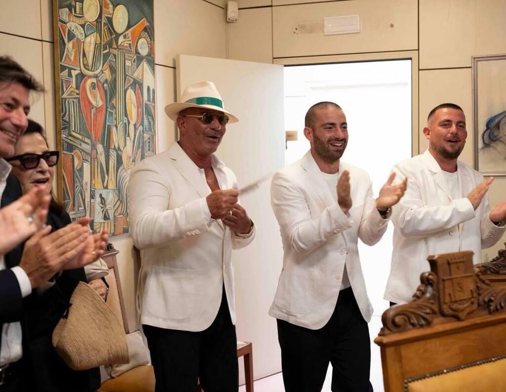 אבא יניב והאחים רואי וגל אדם מריעים לעומר וסשה (צילום: מתוך עמודי האינסטגרם של עומר אדם וסשה ישראלוביץ') עומר אדם וסשה ישראלוביץ' מתחתנים