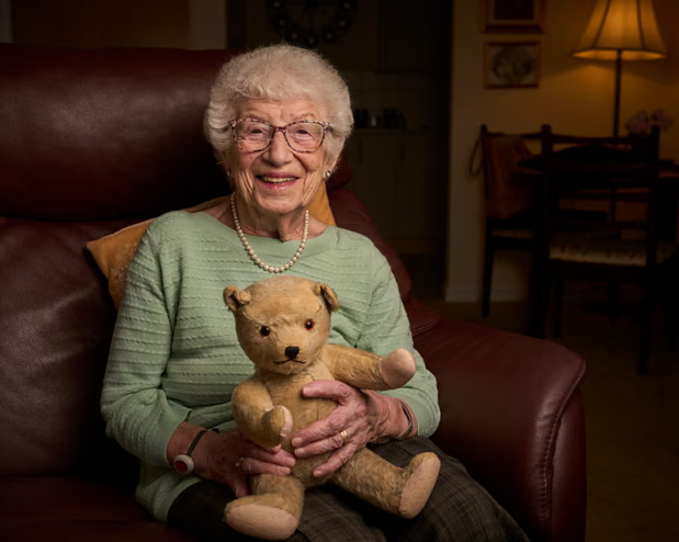 Gabriele Keenaghan at home with Teddy, the only possession she was allowed to take when she left Vienna in 1939 (Photo: Christopher Thomond/The Guardian) Gabriele Keenaghan