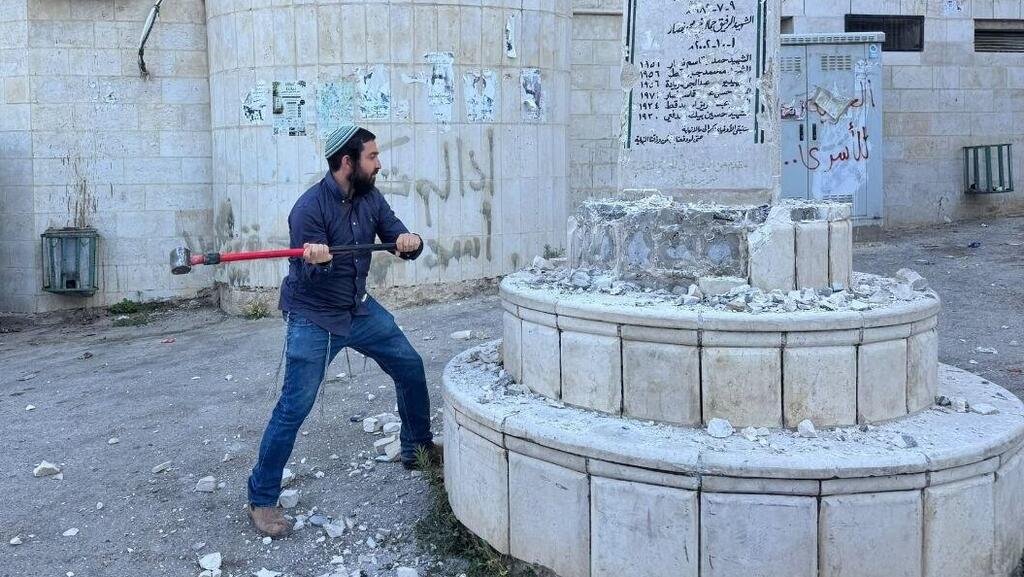 Religious Zionism lawmaker Zvi Sukkot ח"כ צבי סוכות משחית אנדרטה לזכר השהידים בכפר מאדמה בדרום לשכם