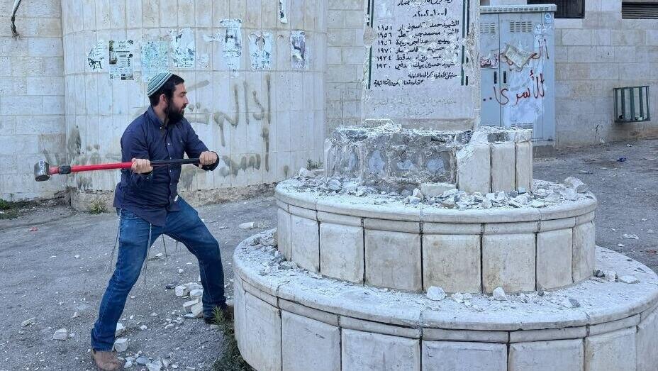 Zvi Sukkot destroyes a memorial to a Palestinian terrorist ח"כ צבי סוכות משחית אנדרטה לזכר השהידים בכפר מאדמה בדרום לשכם