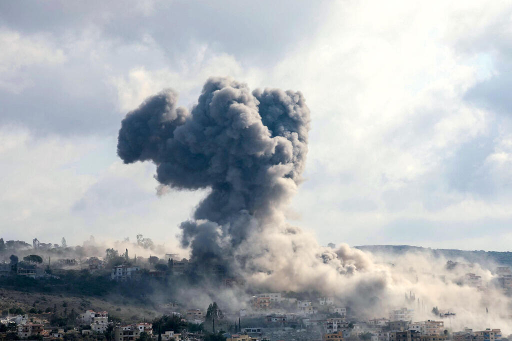 Archival: IDF strikes southern Lebanon (Photo: Kawnat HAJU / AFP) תקיפה בכפר באזור צור שבלבנון
