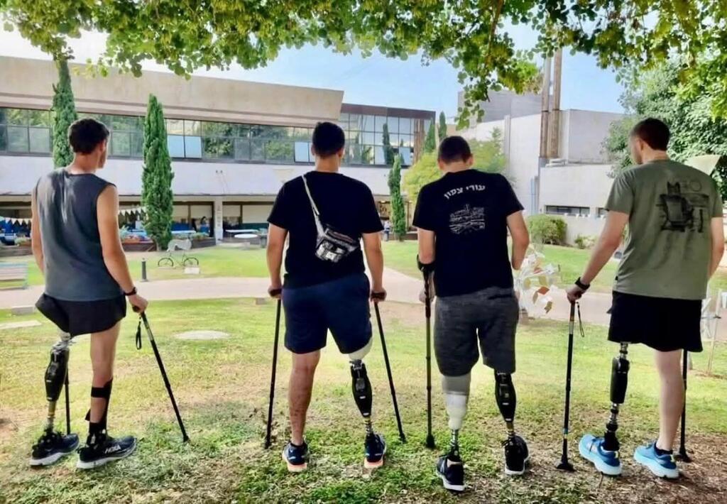 Helping soldiers from all walks of life (Photo: Courtesy) Helping soldiers from all walks of life