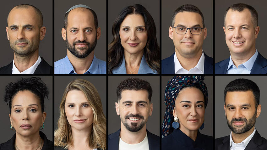 למעלה מימין לשמאל: ערן בן ארי, רונן בודנרו, פלר חסן נחום, דוידי בן ציון, אלי ג'ינו, יוסף חדאד, ללי דרעי, אביב עזרא, נטעלי שם טוב וסיגל קראוניק