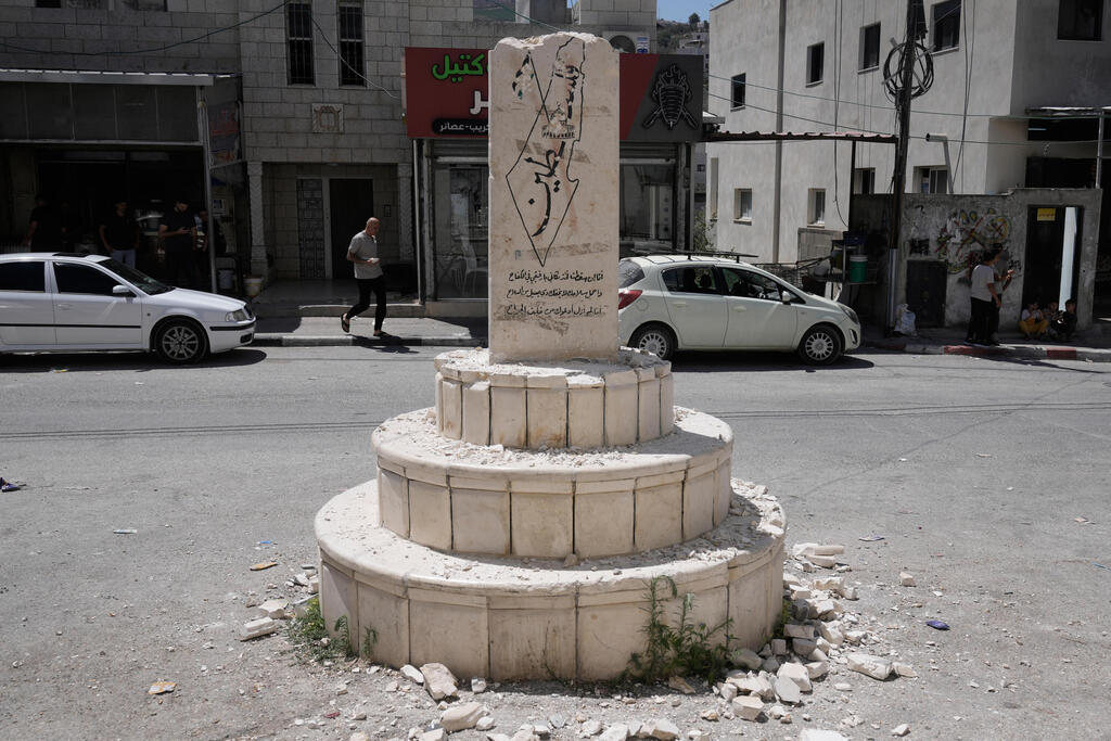 האנדרטה בכפר מאדמא