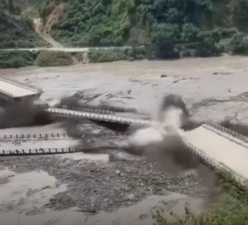 A bridge collapses and breaks in two under the force of the current; at least 18 other bridges also collapsed and were swept away נפאל שיטפון שיטפונות הצפות אסון גבול טיבט