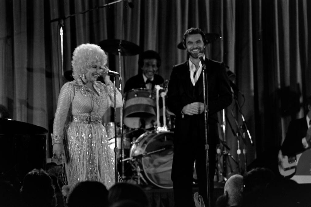 Dolly and Burt Reynolds (Photo: Ken Vaughan/WWD/Penske Media via Getty Images) דולי פרטון ברט ריינולדס