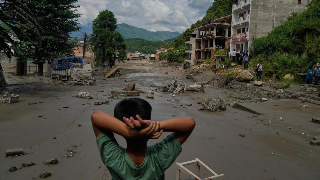 Последствия наводнения в Непале (Фото: AP Photo/Niranjan Shrestha) נפאל אסון שיטפון שיטפונות הצפות גבול טיבט