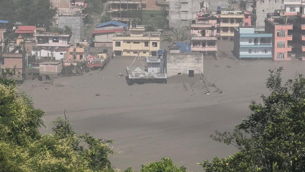Наводнение в Непале (Фото: Sujan Bagale/Handout via REUTERS) הצפות בנפאל