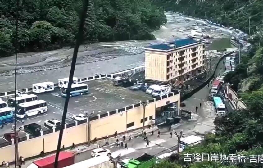 People try to flee and take shelter after spotting the floodwaters racing toward them נפאל שיטפון שיטפונות הצפות גבול טיבט תושבים מזהים את המים מתקרבים ומנסים לברוח